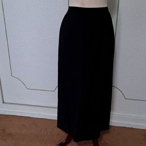 Emmbutton. Women 18 W black 52% linen skirt.